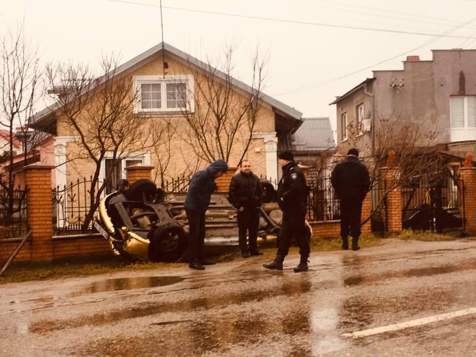 На вулиці Брюховицькій у Львові з'їхав у рів і перекинувся автомобіль Peugeot 307. Фото Ігор Зінкевич.