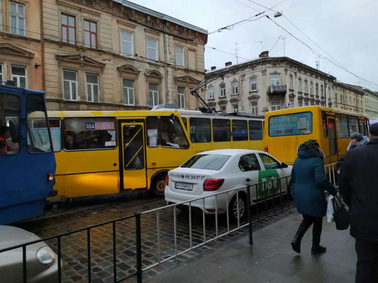 У Львові знепритомнів водій маршрутки, заблокувавши рух трамваїв. Фото Юрій Фіцик.