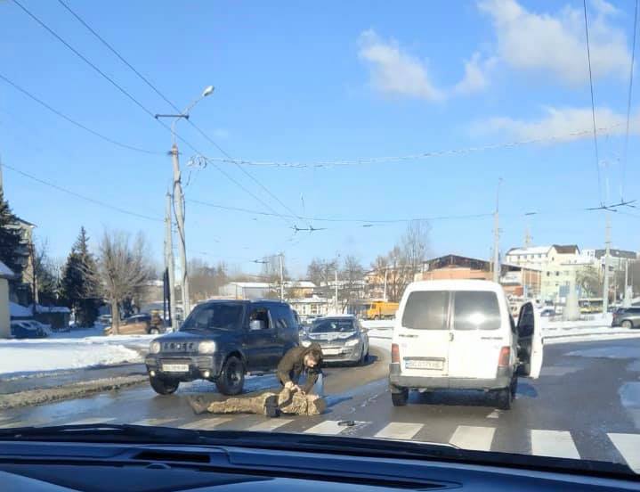 У Львові автомобіль збив чоловіка на пішохідному переході