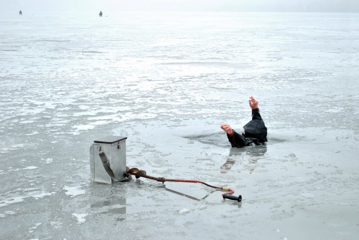 У селі на Львівщині четверо рибалок провалилися під лід, один із них загинув від переохолодження.