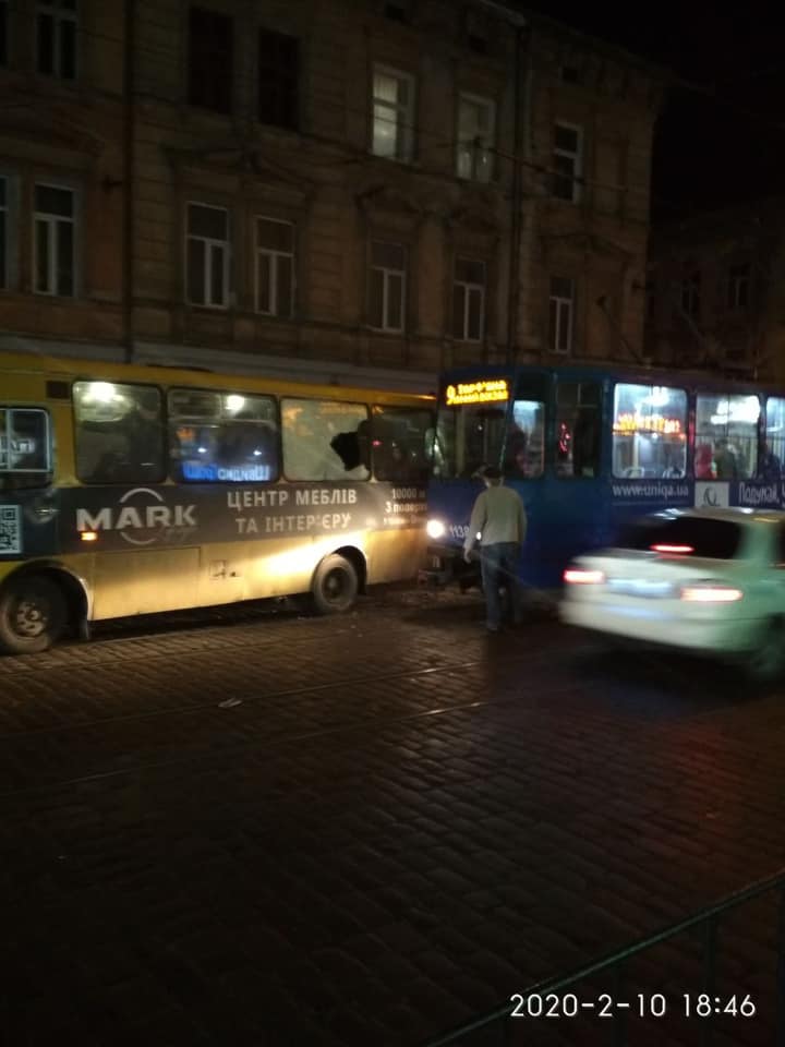 У Львові на Городоцькій заткнулися трамвай і маршрутка