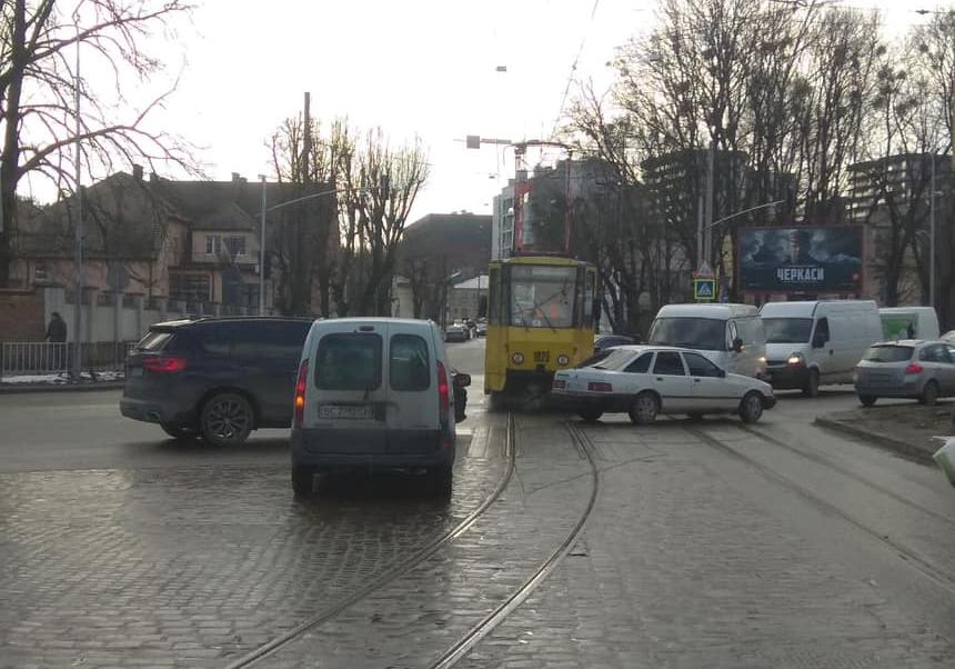 У Львові через обрив кабелю ускладнено рух у центр міста, трамвай №9 не курсує. Фото Ігор Зінкевич.