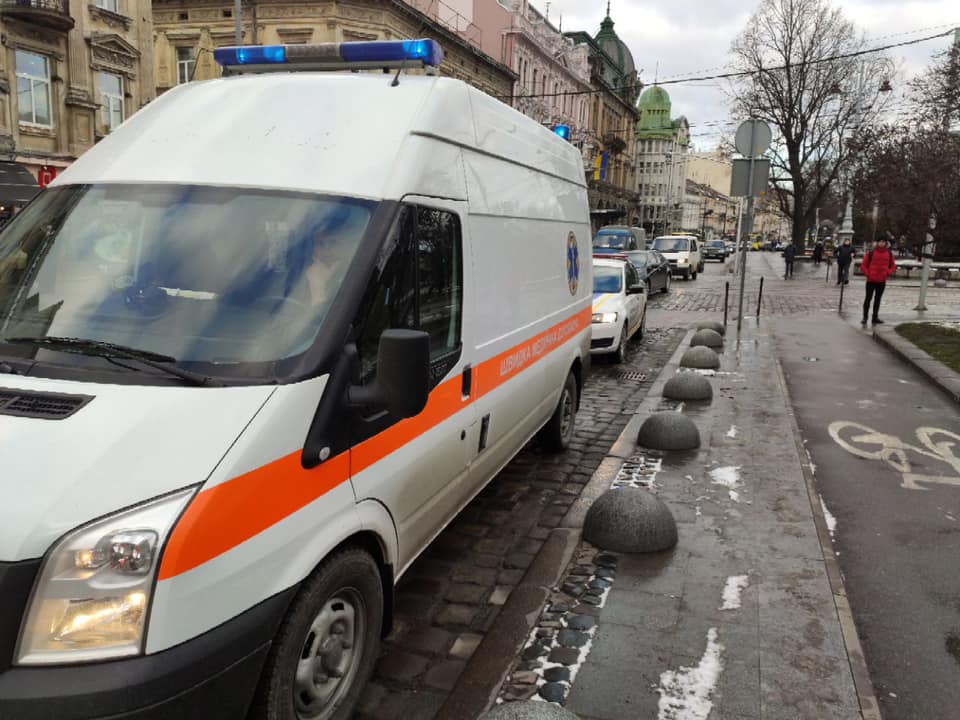 У центр Львова з'їхалися швидкі, поліція і журналісти.