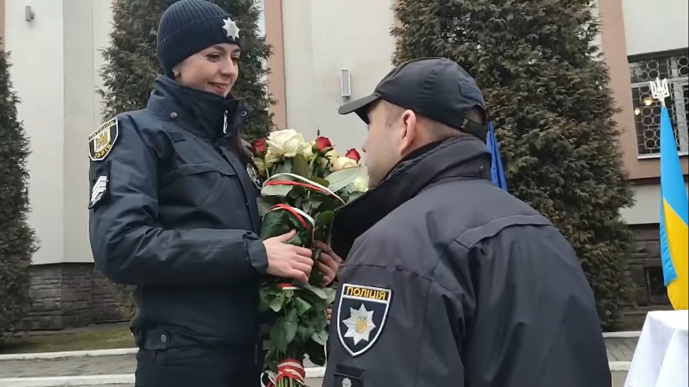 Львівський патрульний привселюдно освідчився коханій під час шикування. Cкріншот із відео.