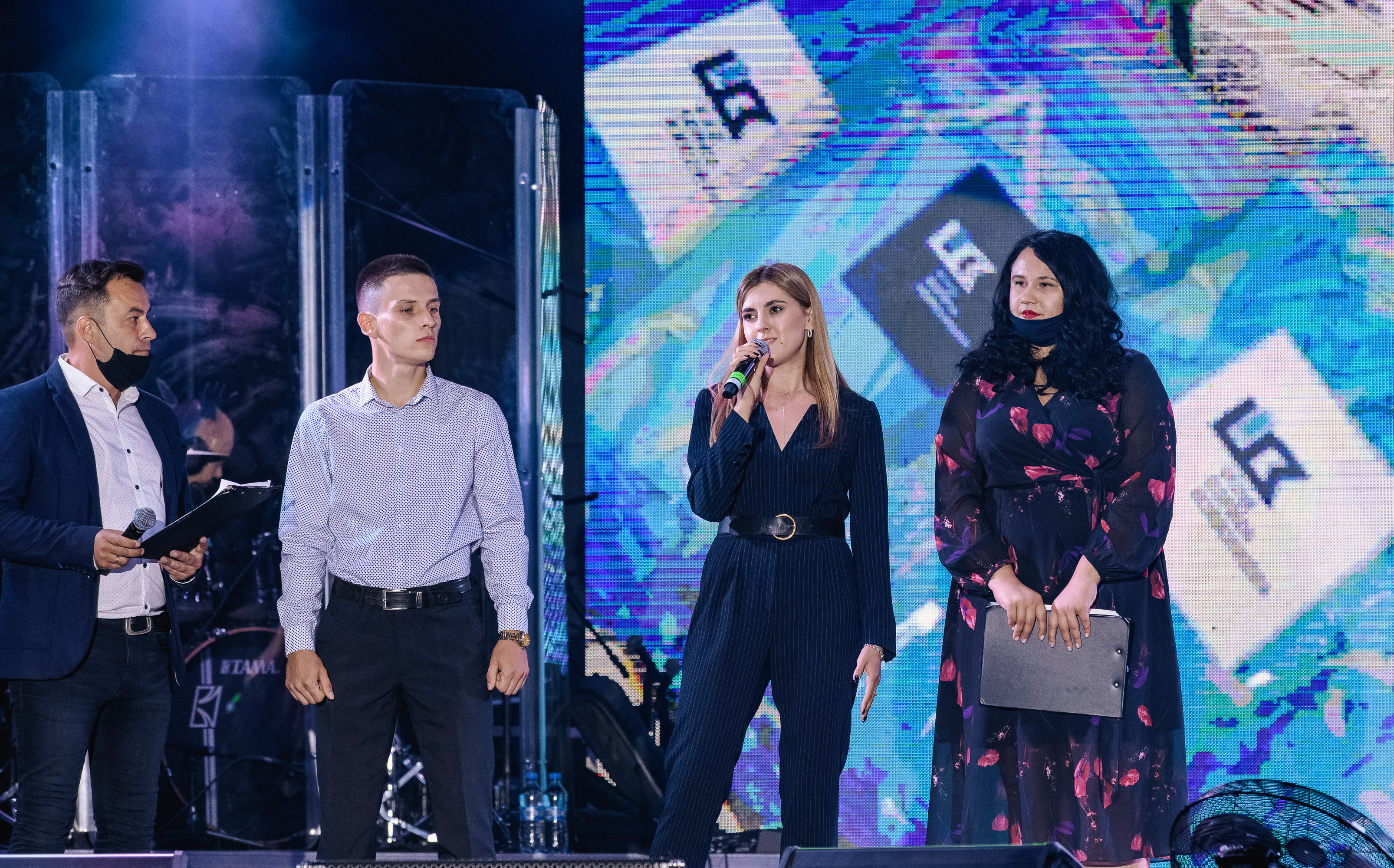 Зі сцени улюблене місто вітали місцеві творчі колективи, юні співаки і танцюристи, а кавер-бенд MoonJam радував хітами в сучасній обробці.