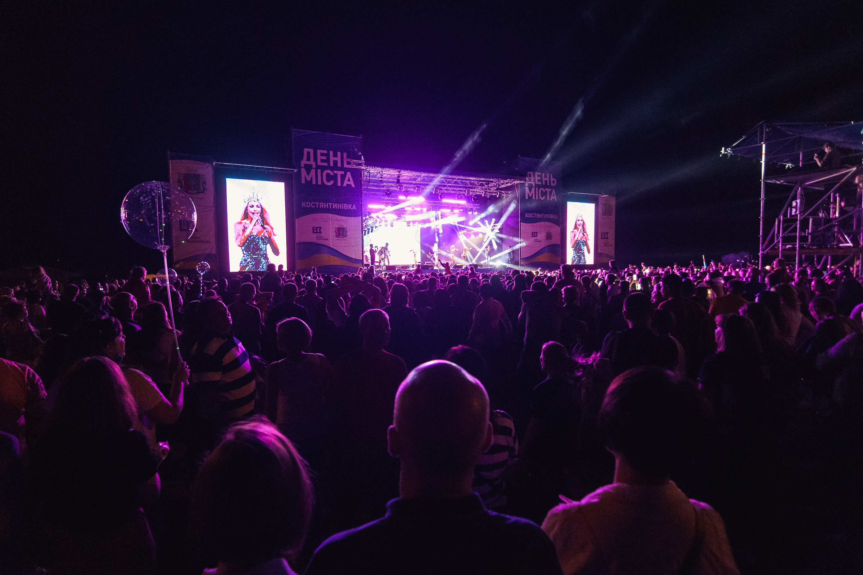 Фонд Бориса Колеснікова спільно з міською радою зробив подарунок місцевим жителям: організував масштабний концерт з виступом відомих естрадних виконавців.