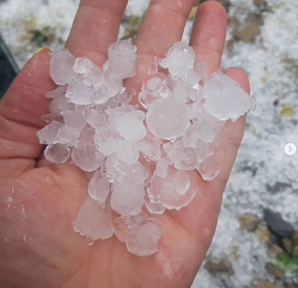 Непередбачуваний липень: Яремче засипає льодом. Фото: Сергій Зваричук. 