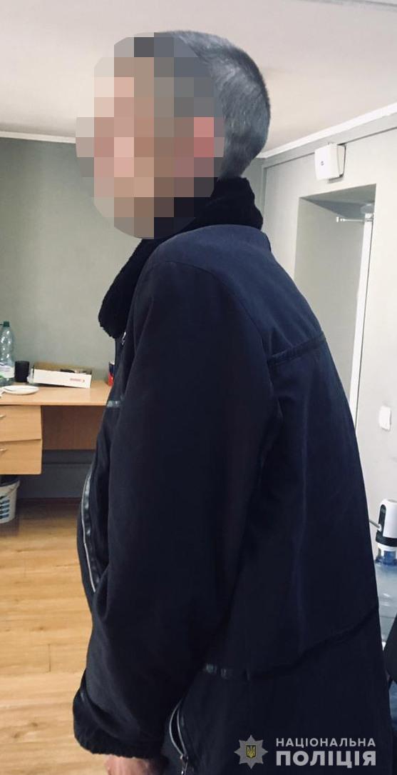 У 34-річної львів'янки невідомий серед вулиці зірвав із шиї золотий ланцюжок. Фото: поліція Львівщини