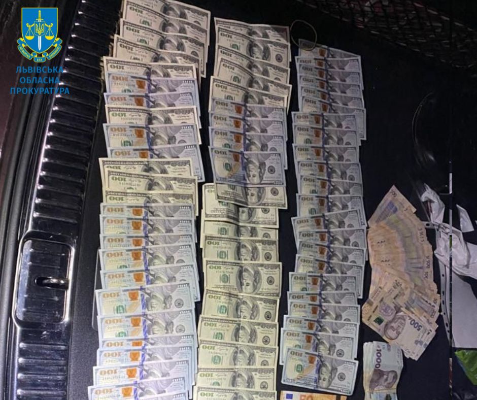 В автомобілі інспекторки Львівської митниці вилучили пів мільйона гривень.