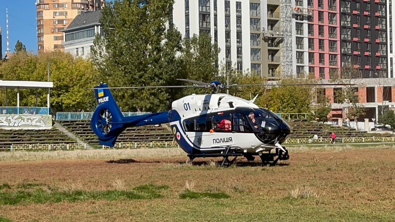 Із Львівщини до Києва вперше за допомогою аеромедичної евакуації доставили немовля. Фото: Департамент комунікації МВС України.