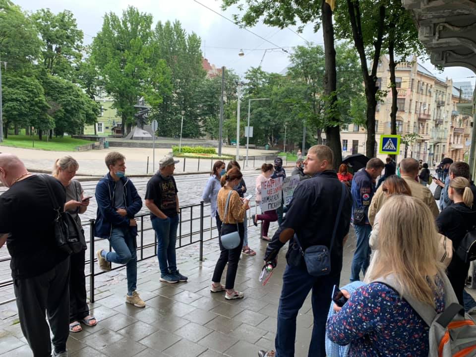 Під стінами суду зібралися люди, які вимагають належного покарання педофілу. Фото: Віка Балицька.