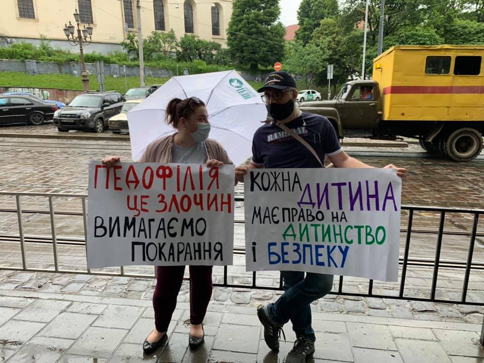 Акція протесту під стінами Залізничного суду Львова. Фото: Віка Балицька.