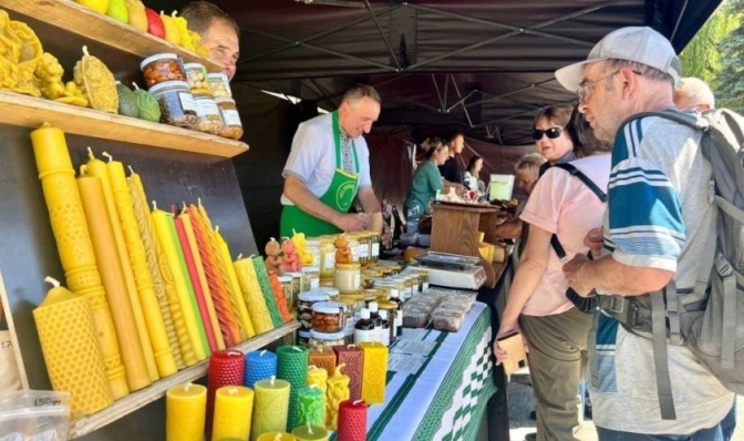 Ярмарок на площі біля Центру Довженка.