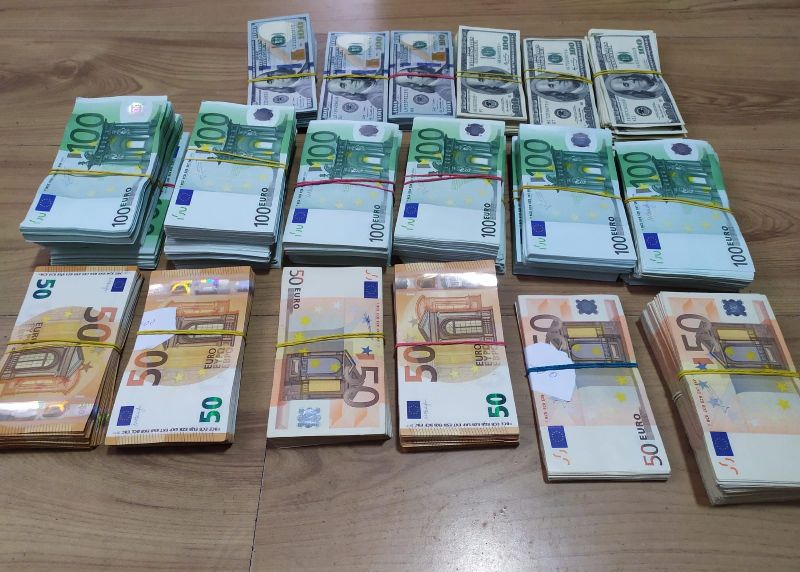 На кордоні затримали жінку, яка намагалась виїхати у Польщу у саморобному жилеті, набитому валютою.