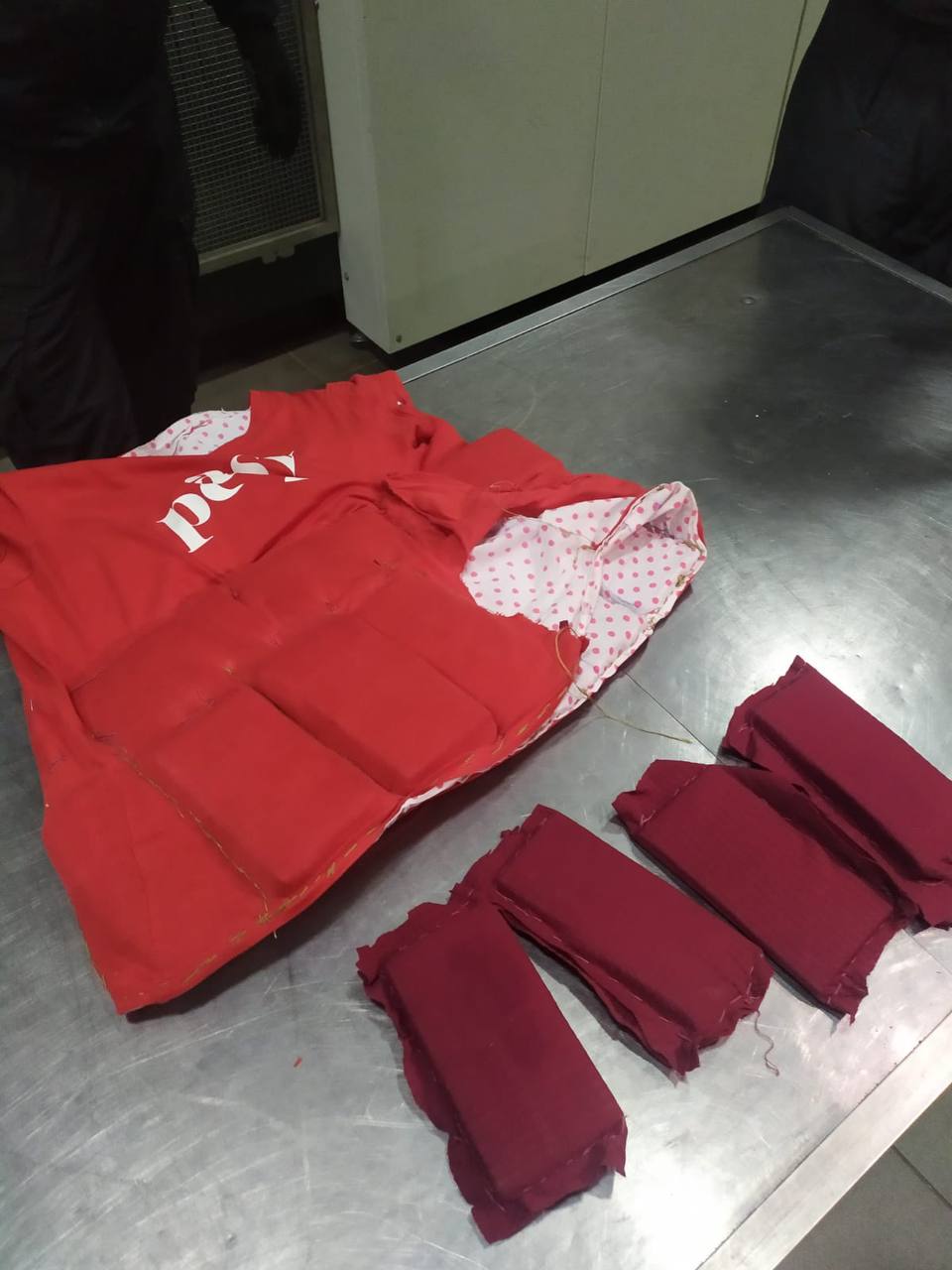 На кордоні затримали жінку, яка намагалась виїхати у Польщу у саморобному жилеті, набитому валютою.