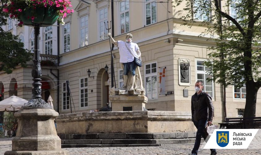 Статуї у центрі Львова одягнули у вишиванки та вишивані маски.