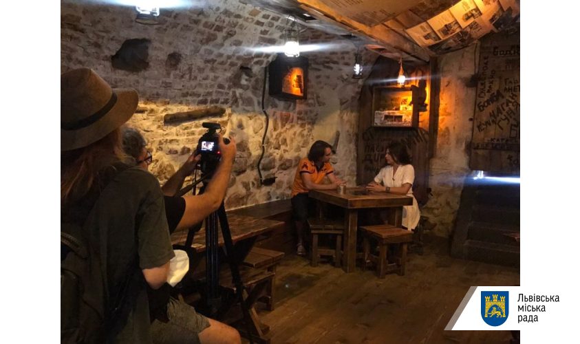 Турки зацікавилися Львовом: милуються вишиванками і смокчуть карамель. Фото: Львівська міськрада. 