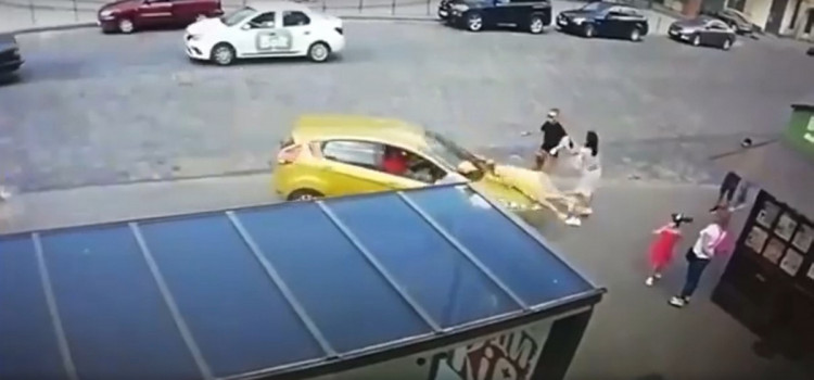 Відео зіткнення: у Львові некероване авто вилетіло на тротуар і двічі збило жінку. Фото: скріншот із відео. 