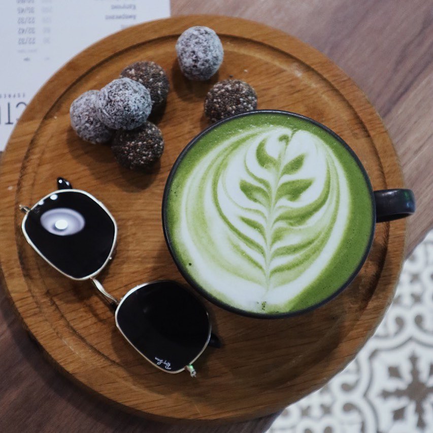 Кав'ярня "Кактус" виїжджає з вулиці Грушевського у Львові.