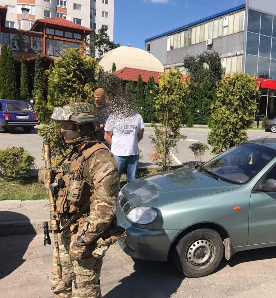 У Львові СБУ затримала слідчу поліції, яка продавала доступ до приватних телефонних розмов. Фото: УСБУ у Львівській області.