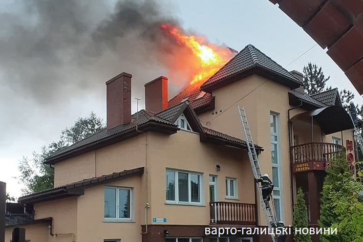 У Трускавці блискавка влучила у готель, виникла пожежа. Фото: Варто-Галицькі новини.