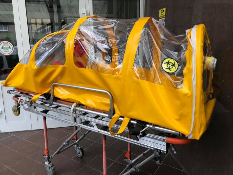 Іван Гайда ініціював закупівлю для медичного центру капсули для транспортування хворих з особливо небезпечними інфекціями. Фто: Тарас Кльофа.