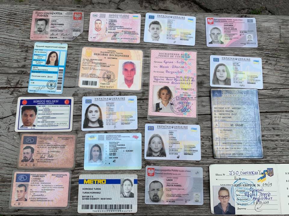 У Львові знайшли схованку з паспортами та посвідченнями. Фото: Ігор Зінкевич. 