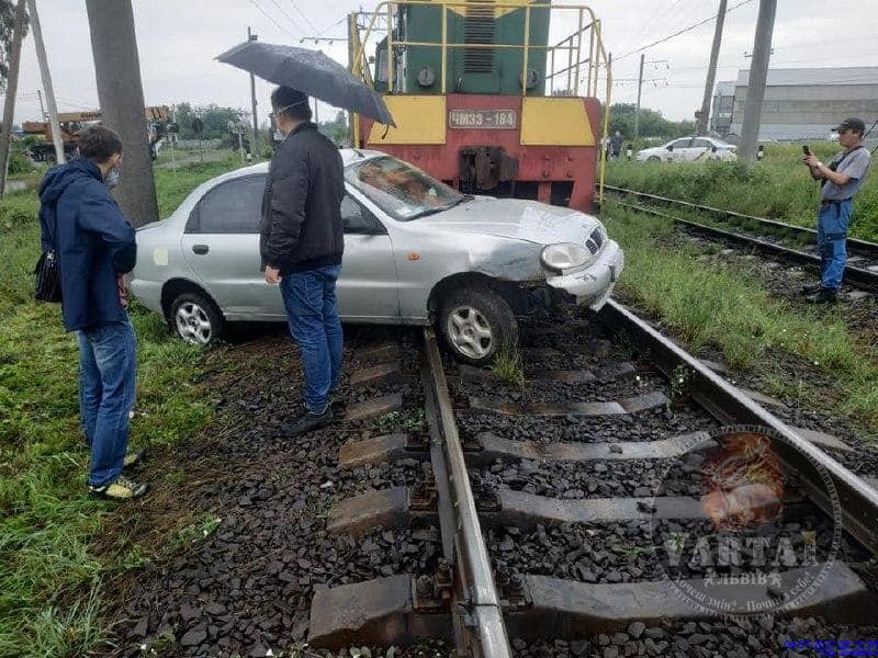 Хотів проскочити: у Львові тепловоз протаранив автомобіль. Фото: "Варта 1". 