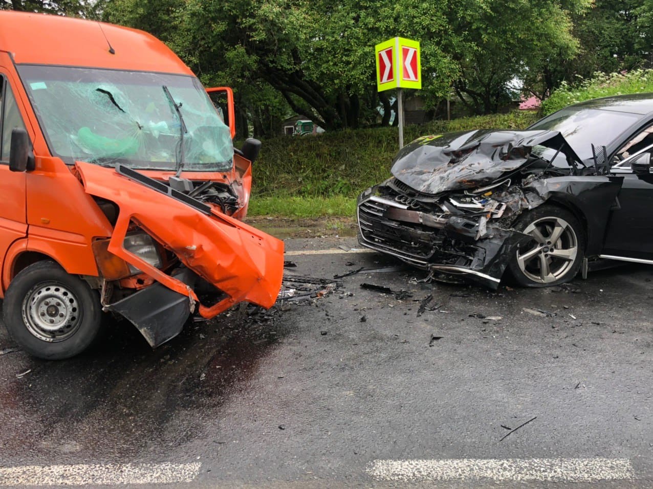 На Львівщині мікроавтобус не розминувся з автомобілем: постраждали 13 людей. Фото: Патрульна поліція Львівщини.