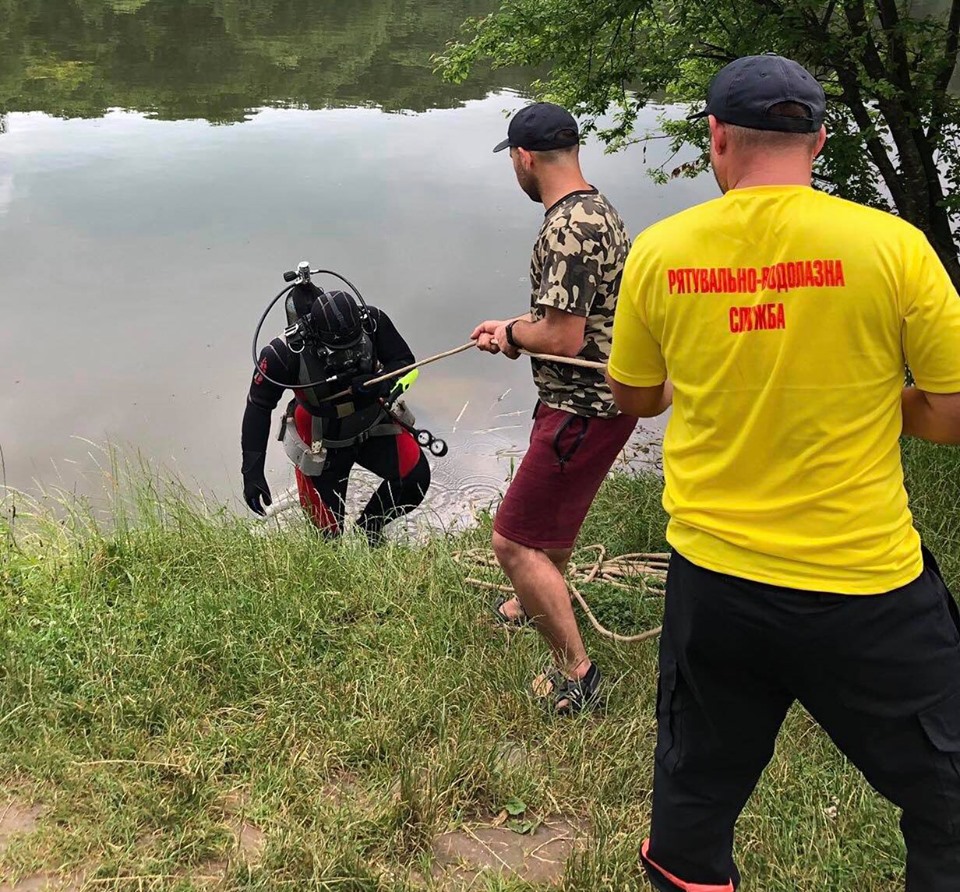 З озера біля Львова дістали тіло підлітка. Фото: ДСНС у Львівській області.