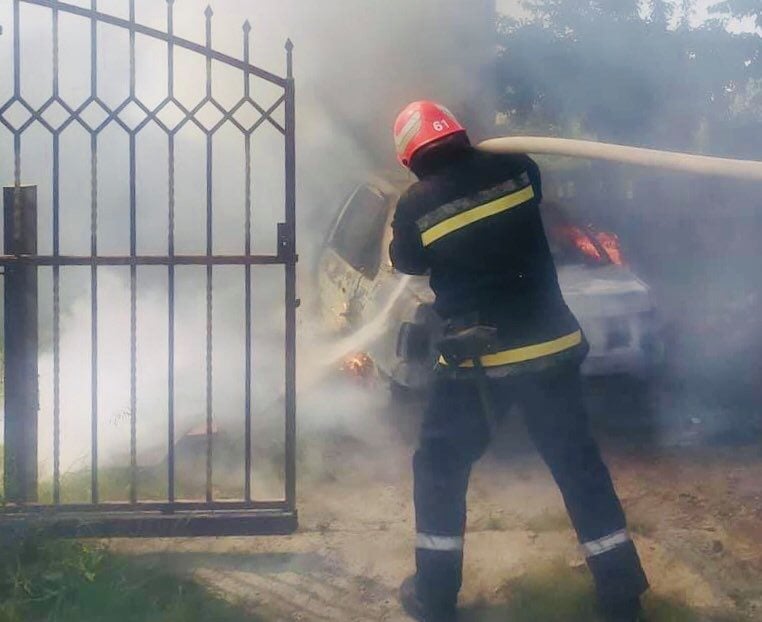 У Львові згорів до тла Volkswagen Passat В4. Фото: ДСНС Львівщини.