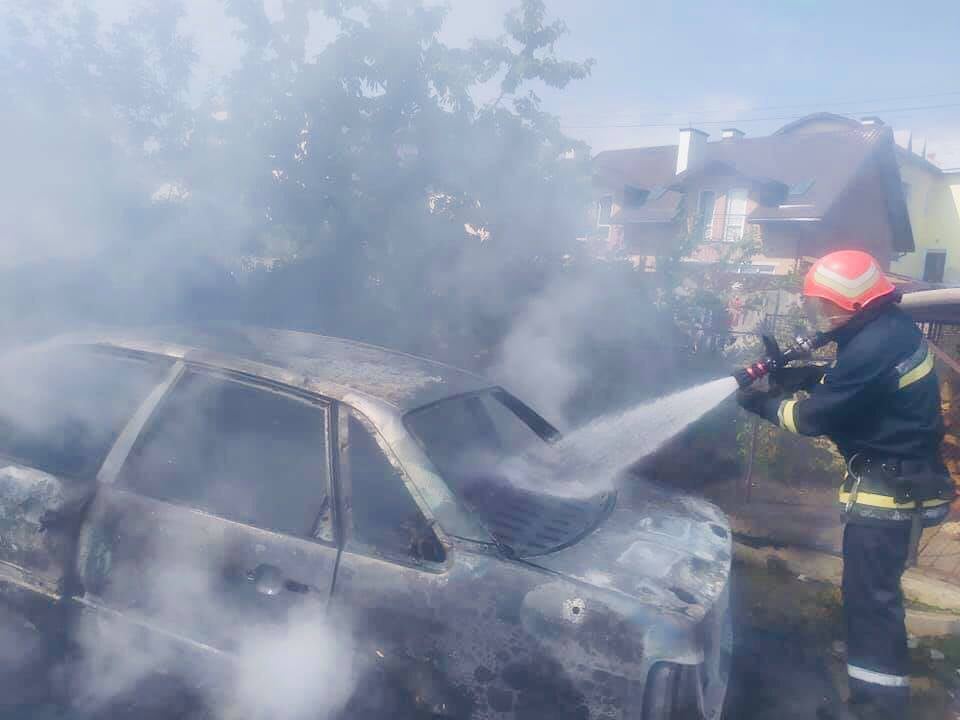 У Львові згорів до тла Volkswagen Passat В4. Фото: ДСНС Львівщини.