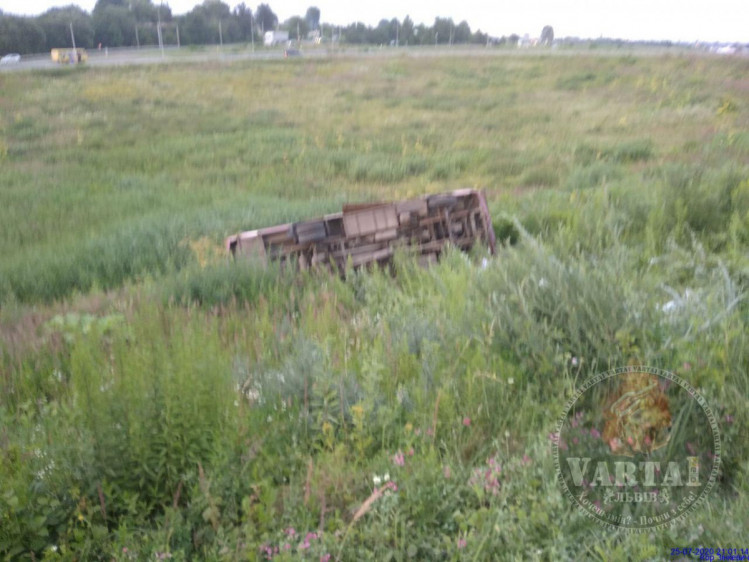Біля Львова перекинувся автобус із людьми. Фото: Варта 1.