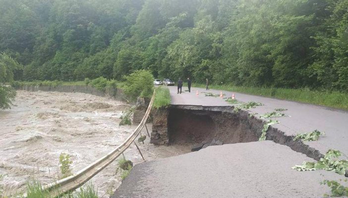 Велика вода: паводок зруйнував залізницю між Івано-Франківськом і Закарпаттям фото 1