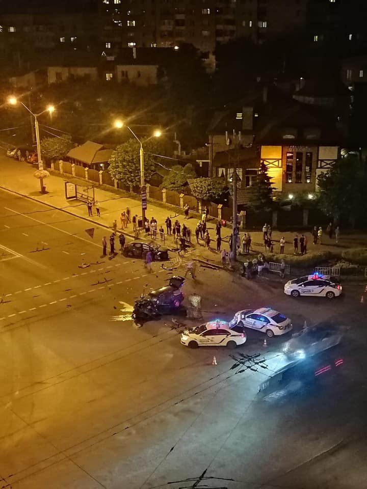 Аварія на перехресті Любінська-Виговського у Львові: Фото: Варта 1.