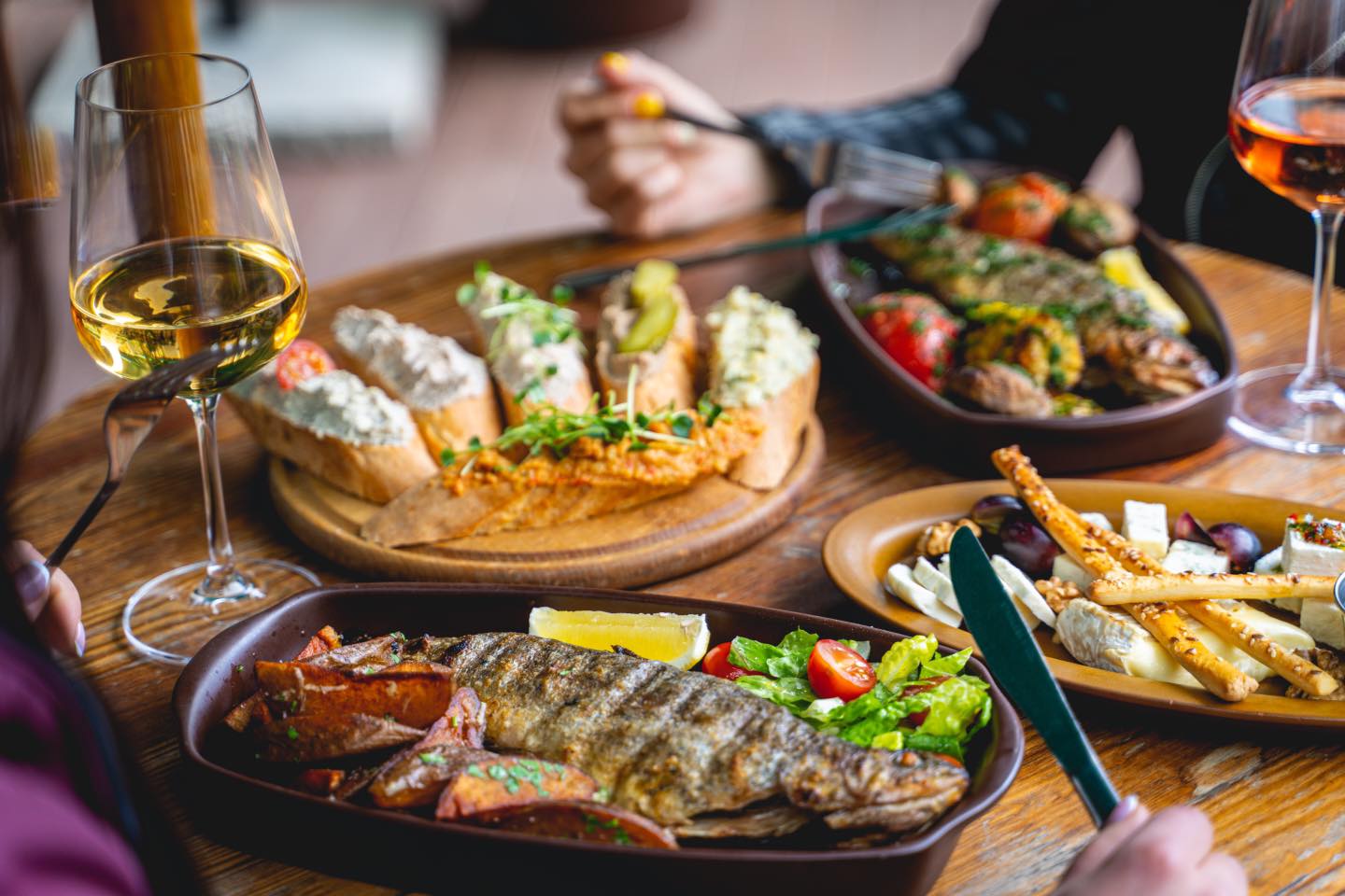 Де зустріти Новий 2021 рік у Львові. Фото: Пструг, хліб та вино