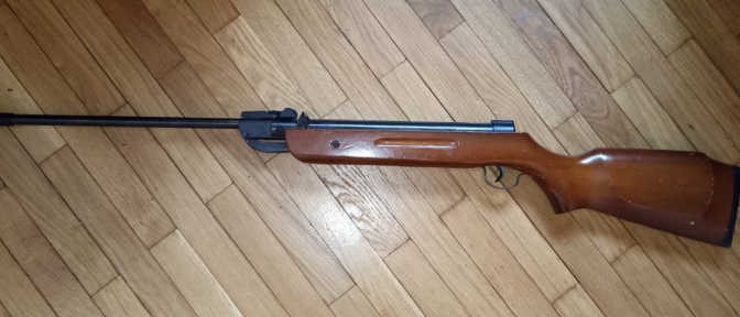 У Самборі 6-річний хлопчик вистрілив із гвинтівки у голову 4-річній сестрі.