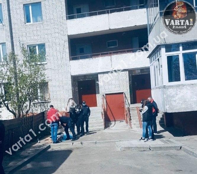 З вікна багатоповерхівки у Львові випала дівчина. Фото: "Варта 1".