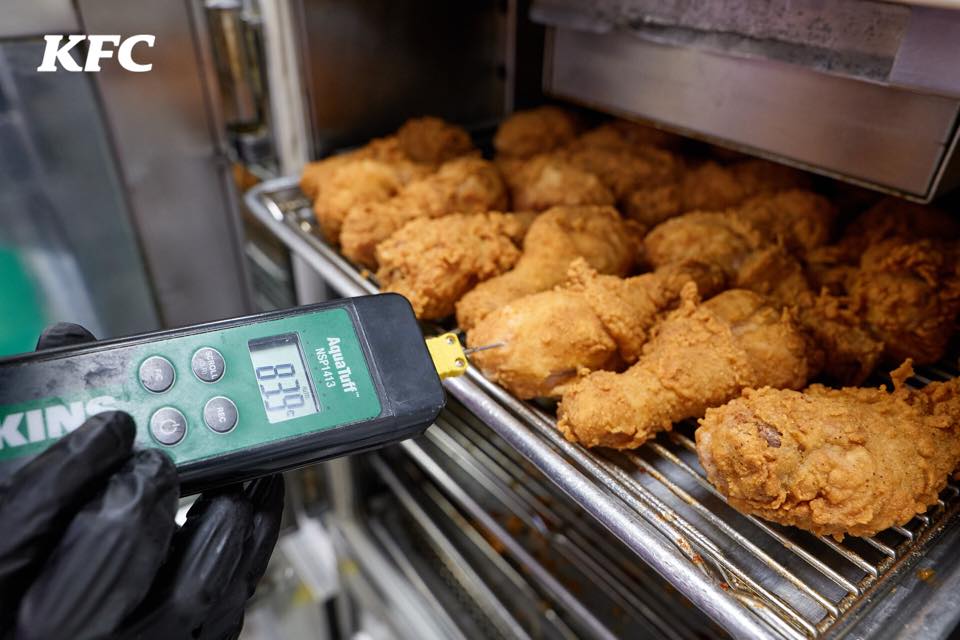 Хрустка курочка, яку обожнюють в усьому світі, – «родзинка» KFC. Фото: KFC/Фейсбук.