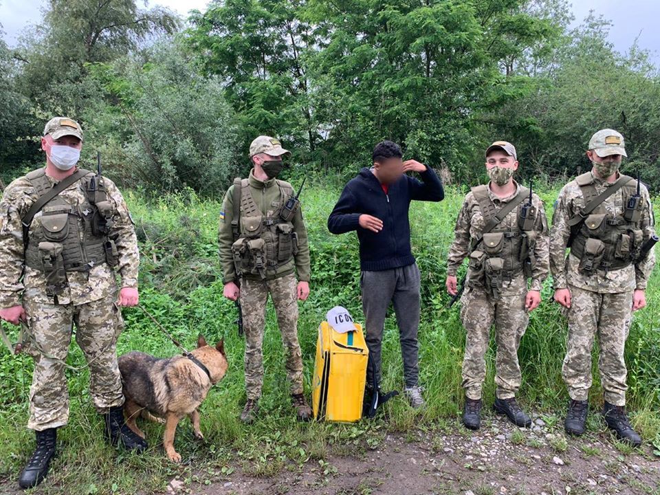 В Польщу за парувками: на кордоні затримали марокканця з термосумкою Glovo. Фото: Західного регіонального управління Держприкордонслужби.