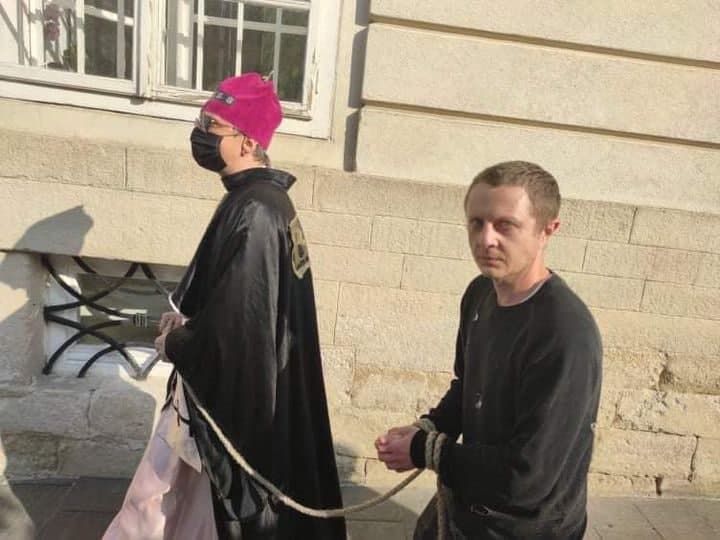 Новий скандал: у центрі Львова чоловік в одязі священника водив на повідку людину. Фото: Євген Бойко/Фейсбук 