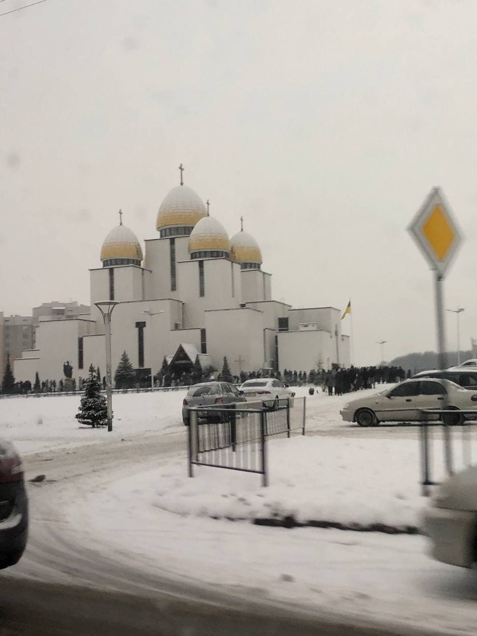 У Львові виникли довгі черги за освяченою водою. Фото: VG Львів 