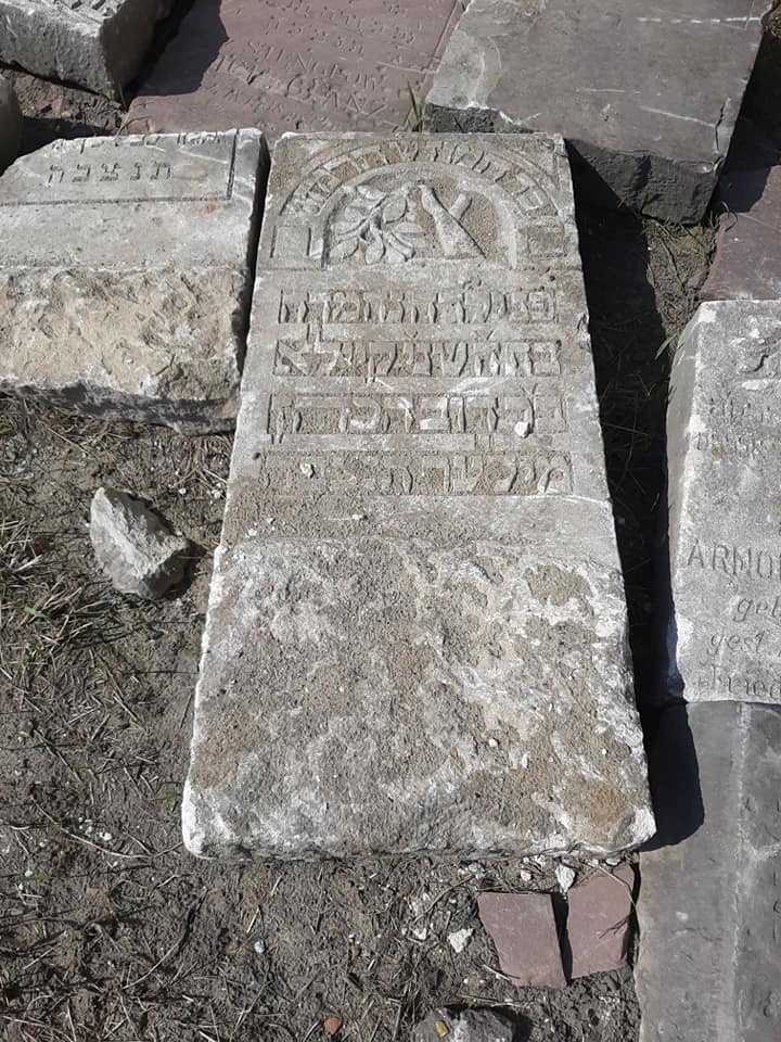 У дворику львівського управління СБУ відкопали десятки мацев. Фото: Вахтанг Кіпіані. 