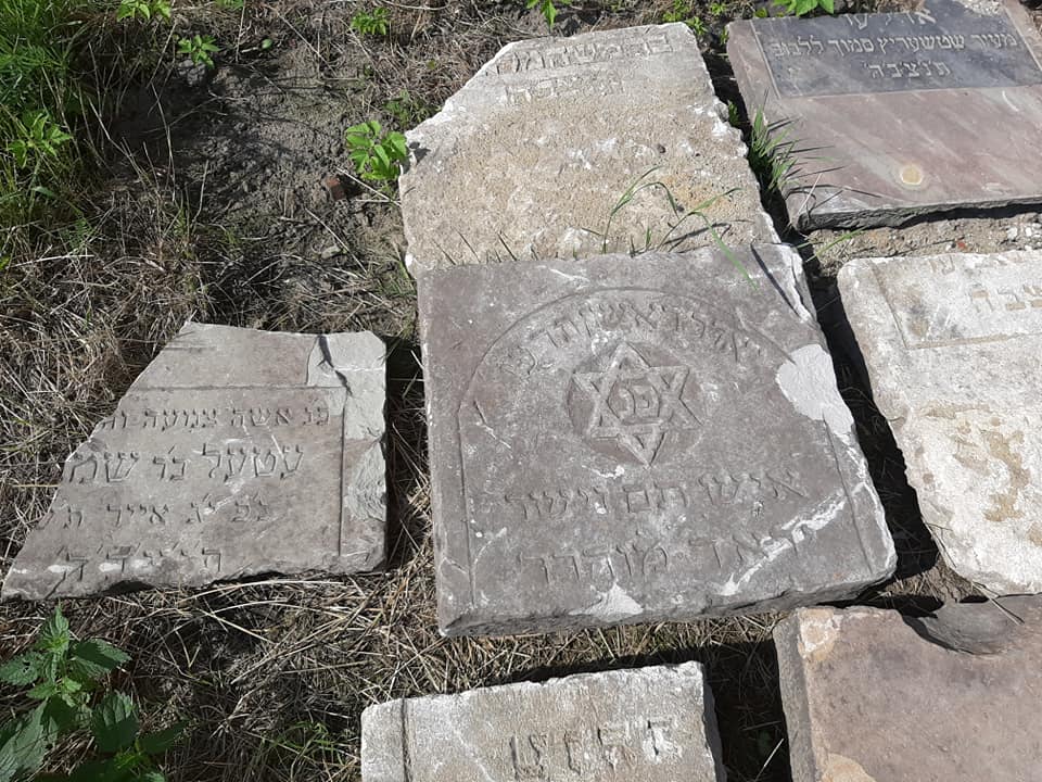 У дворику львівського управління СБУ відкопали десятки мацев. Фото: Вахтанг Кіпіані. 