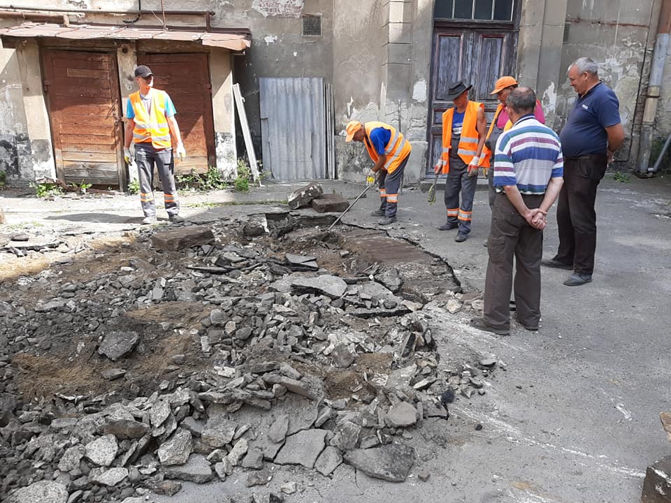 У дворику львівського управління СБУ відкопали десятки мацев. Фото: Вахтанг Кіпіані. 