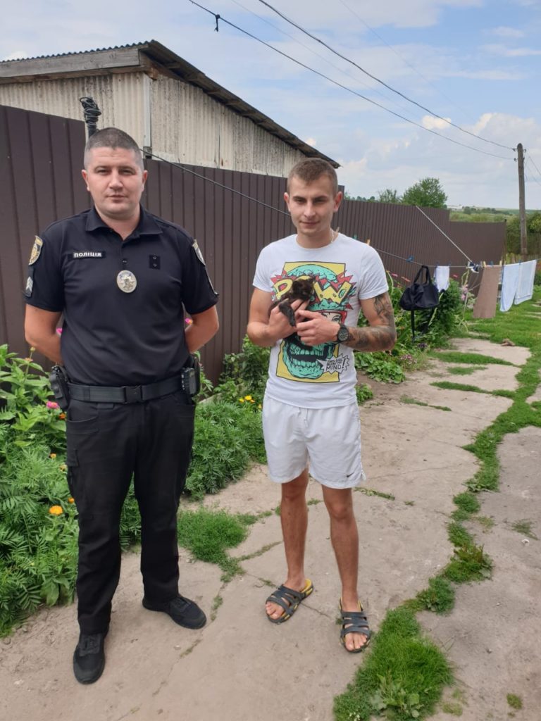Просто пожартував: поліцейські розшукали блогера, який закрив кошеня у банці.