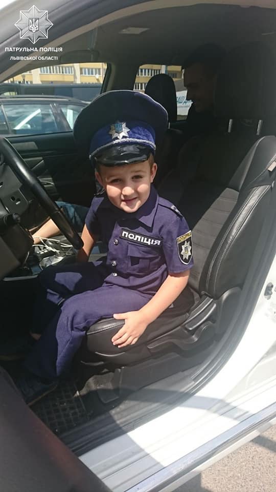 Копи на День народження: 4-річний львів’янин отримав несподіваний подарунок. Фото: Патрульна поліція у Львівській області.