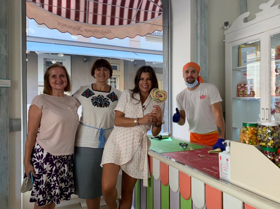 Турки зацікавилися Львовом: милуються вишиванками і смокчуть карамель. Фото: Lviv1256.com.