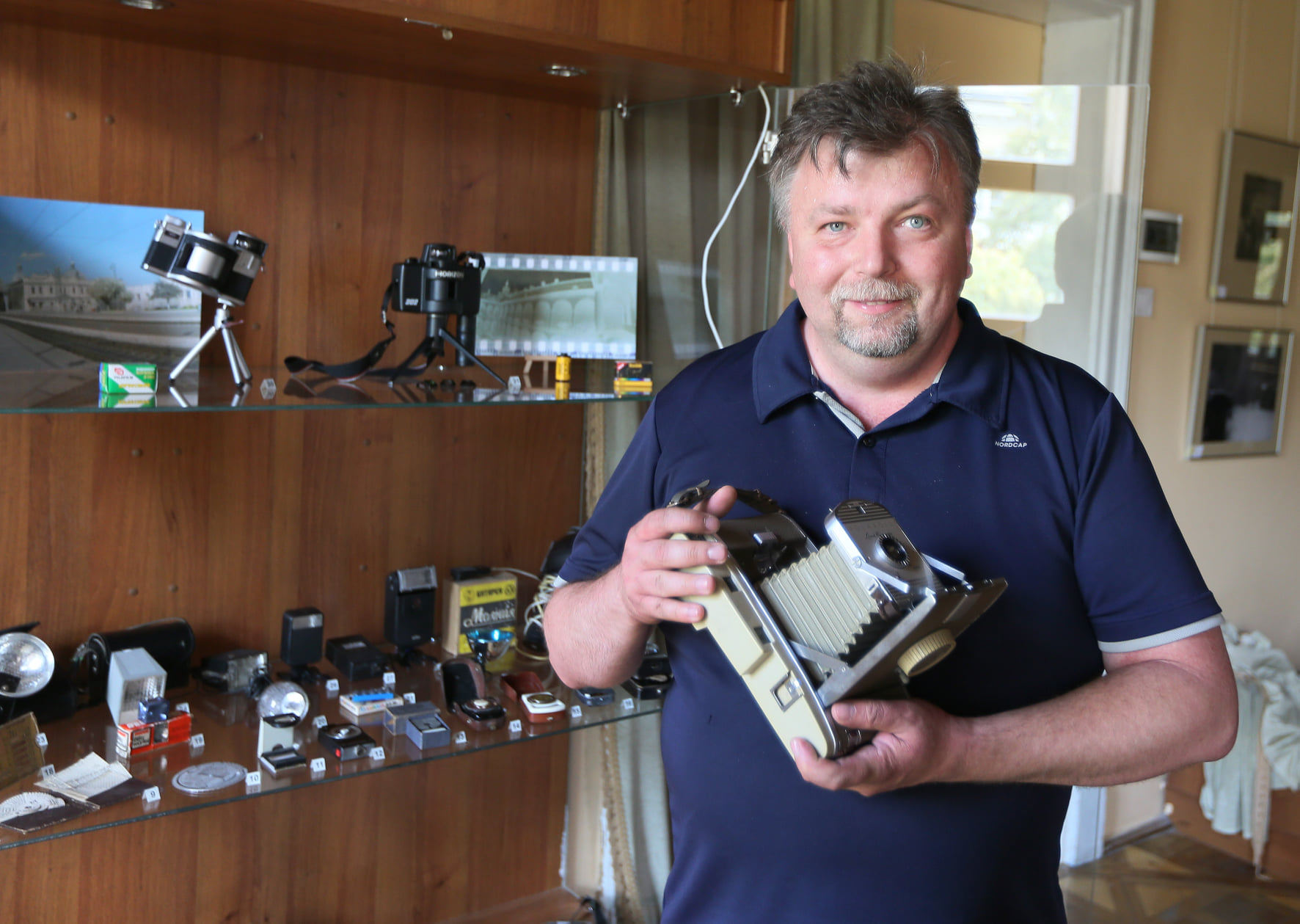 Фотограф Роман Метельський демонструє найцінніші експонати майбутнього музею фотографії у Львові. Фото: Роман Метельський/Фейсбук.