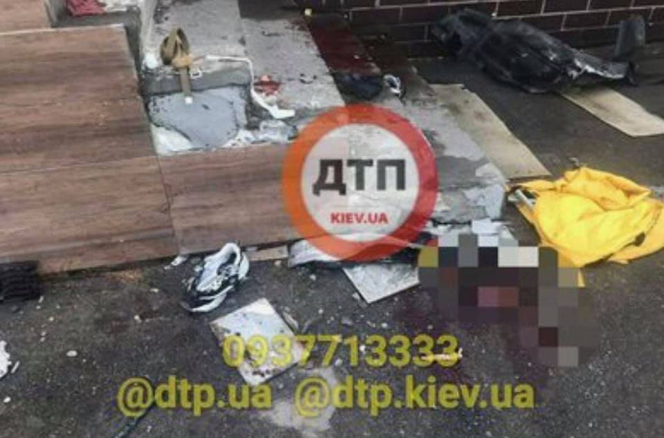 На території військової частини на вулиці Зоологічній у Києві автомобіль Toyota Prius збив трьох курсанток Української військово-медичної академії.